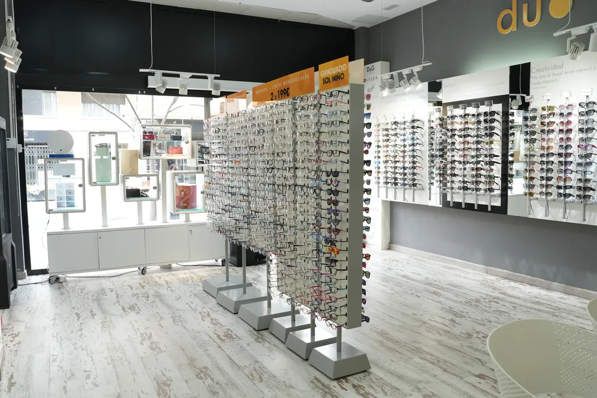 Interior de Óptica Duo en Castelldefels — expositor de gafas graduadas